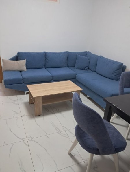 Tirane, jepet me qera Vile 1+1 Kati 3, 60 m² (Ne Fund te Rruges Burgut)