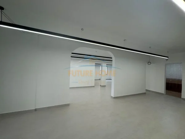 Tirane, jepet me qera zyre Kati 0, 105 m² 1.500 € (LAPRAKE)