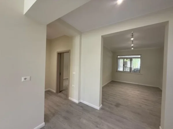 Tirane, jepet me qera ambjent biznesi Kati 0, 90 m² 1.200 € 