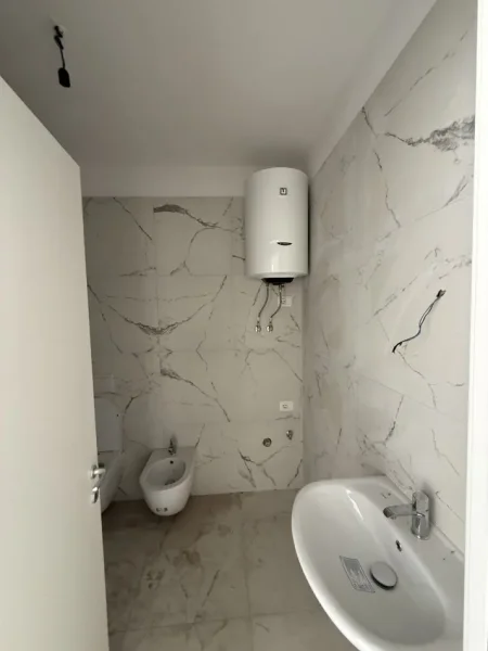 Tirane, shitet apartament 2+1+Ballkon Kati 2, 84 m² 94.000 € (Univers City Gati Per Banim Me Celesa Ne Dore)