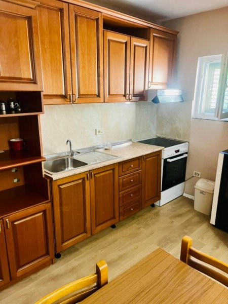 Tirane, jepet me qera shtepi 1+1 Kati 1, 58 m² 500 € (Qyteti Studenti/Rruga Jorgjia Truja)
