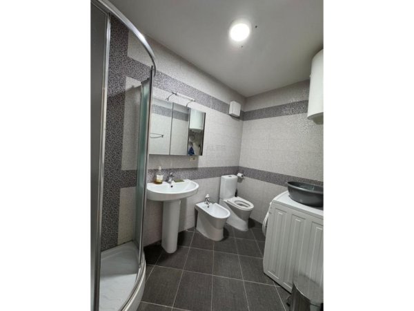 Tirane, jepet me qera apartament 3+1 Kati 3, 140 m² 2.000 € 