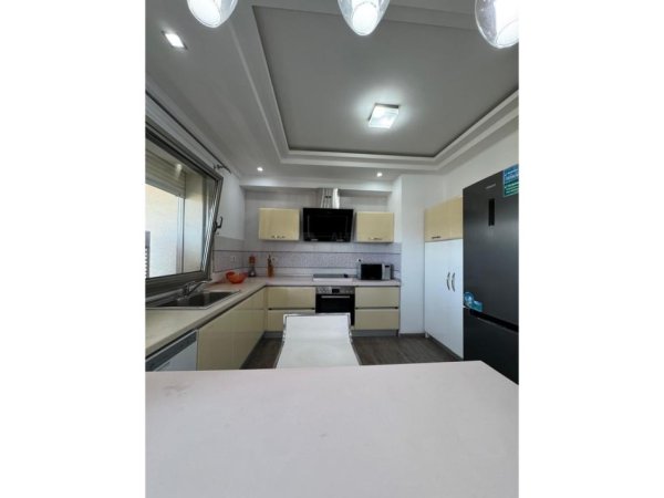 Tirane, jepet me qera apartament 3+1 Kati 3, 140 m² 2.000 € 