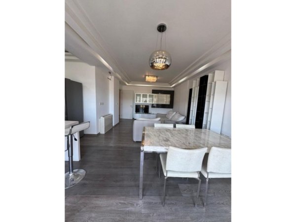 Tirane, jepet me qera apartament 3+1 Kati 3, 140 m² 2.000 € 
