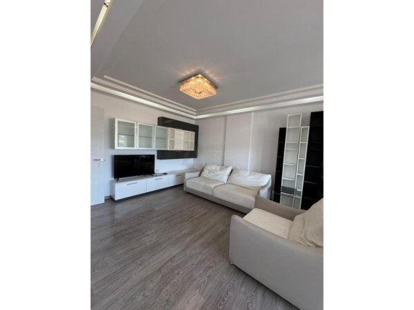 Tirane, jepet me qera apartament 3+1 Kati 3, 140 m² 2.000 € 