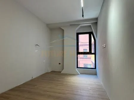 Tirane, jepet me qera apartament 2+1 Kati 14, 168 m² 160.000 € 