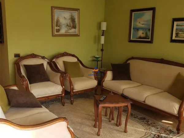 Tirane, jepet me qera apartament 2+1+Ballkon , 100 m² 650 € (KOMUNA E PARISIT)