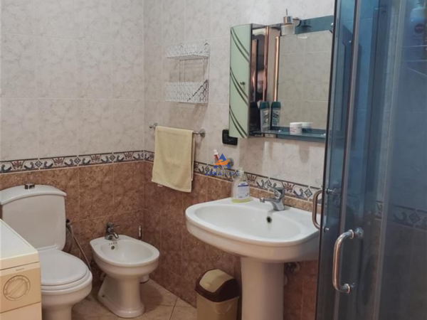 Tirane, jepet me qera apartament 2+1+Ballkon , 100 m² 550 € (KOMUNA E PARISIT)