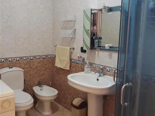 Tirane, jepet me qera apartament 2+1+Ballkon , 100 m² 650 € (KOMUNA E PARISIT)