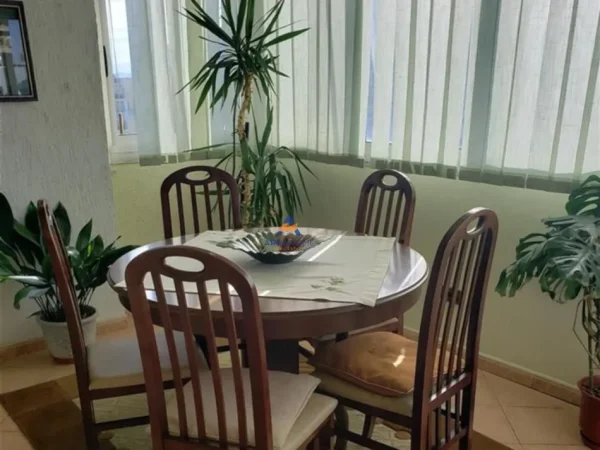 Tirane, jepet me qera apartament 2+1+Ballkon , 100 m² 650 € (KOMUNA E PARISIT)