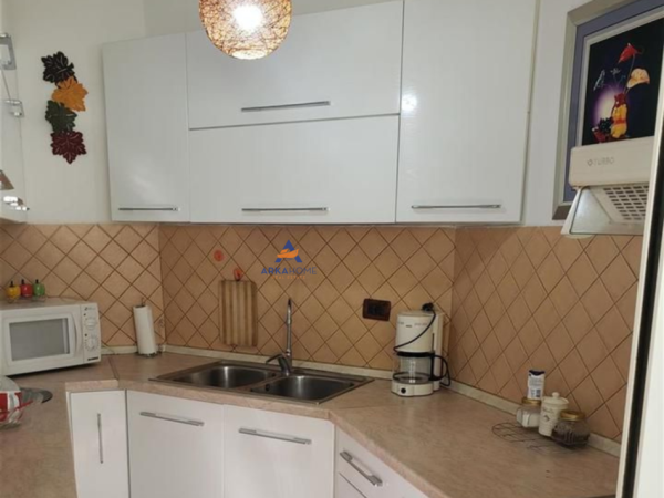 Tirane, jepet me qera apartament 2+1+Ballkon , 100 m² 550 € (KOMUNA E PARISIT)