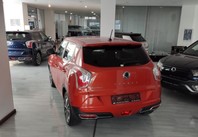 Tirane, shes SUV 1.6D Tivoli Nafte, portokalli automatik Kondicioner 62.298 km 11.990 €