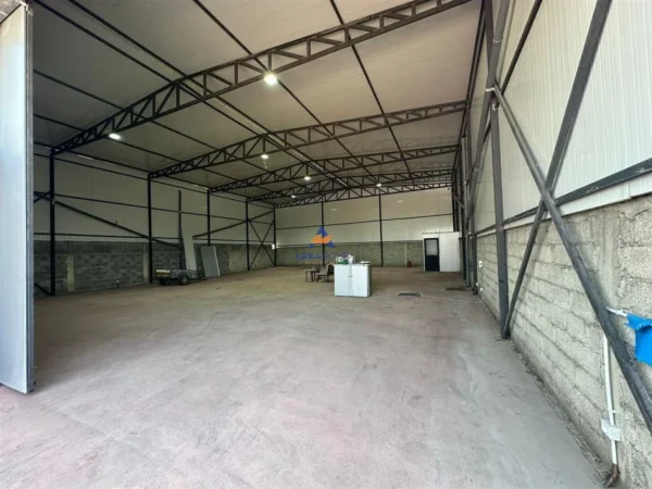 Tirane, jepet me qera magazine Kati 0, 350 m² 1.300 € (RRUGA E ZALLHERIT, BATHORE)