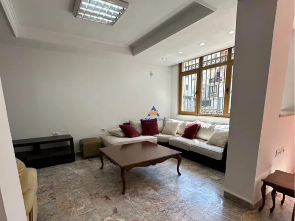 Tirane, jepet me qera ambjent biznesi Kati 2, 106 m² 1.200 € (SHESHI WILLSON)
