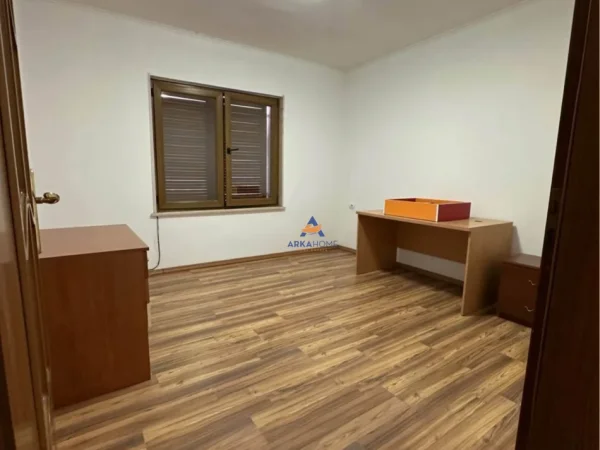 Tirane, jepet me qera ambjent biznesi Kati 2, 106 m² 1.200 € (SHESHI WILLSON)