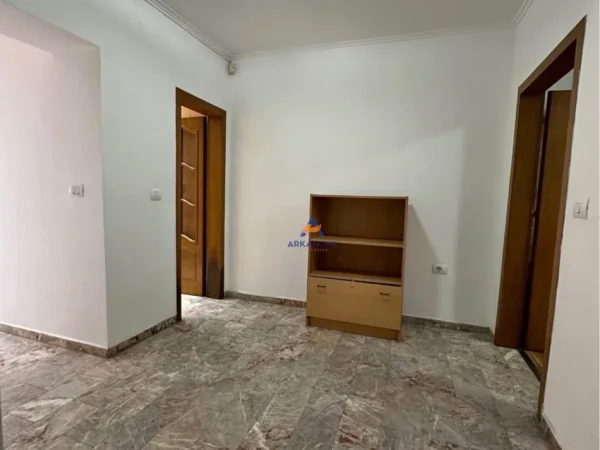 Tirane, jepet me qera ambjent biznesi Kati 2, 106 m² 1.200 € (SHESHI WILLSON)