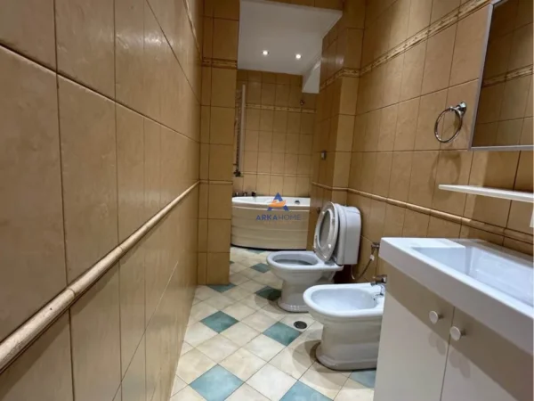 Tirane, jepet me qera ambjent biznesi Kati 2, 106 m² 1.200 € (SHESHI WILLSON)