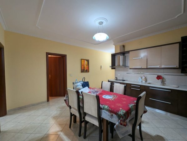 Tirane, jepet me qera apartament 3+1+Aneks+Ballkon Kati 6, 120 m² 500 € (Unaza e Madhe)