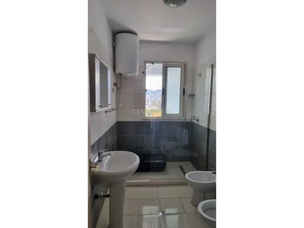 Tirane, jepet me qera apartament 1+1 Kati 9, 77 m² 550 € (Parku)
