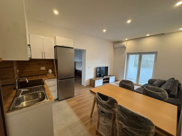 Tirane, jepet me qera apartament 1+1 Kati 4, 700 € 