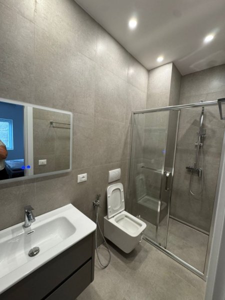 Tirane, jepet me qera apartament 1+1 Kati 4, 700 € 