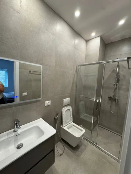 Tirane, jepet me qera apartament 1+1 Kati 4, 700 € 
