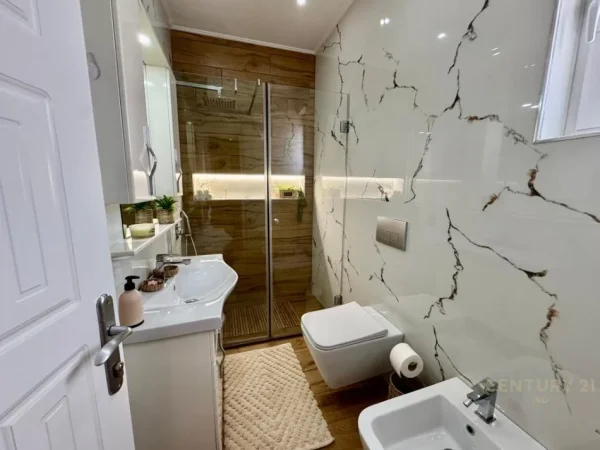 Tirane, jepet me qera apartament 2+1 Kati 3, 71 m² 700 € (Gjon Muzaku)