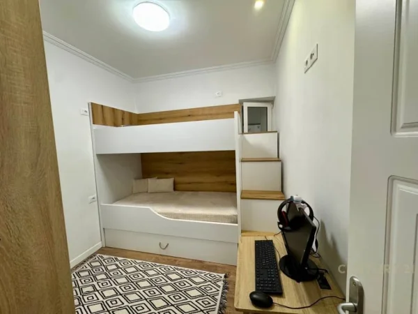 Tirane, jepet me qera apartament 2+1 Kati 3, 71 m² 700 € (Gjon Muzaku)
