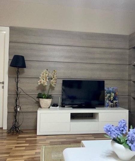 Jepet Apartament 1+1 me Qera Midis Rrugës së Kavajes e Myslym Shyrit, Kati 5, 60 m² 800 €uro