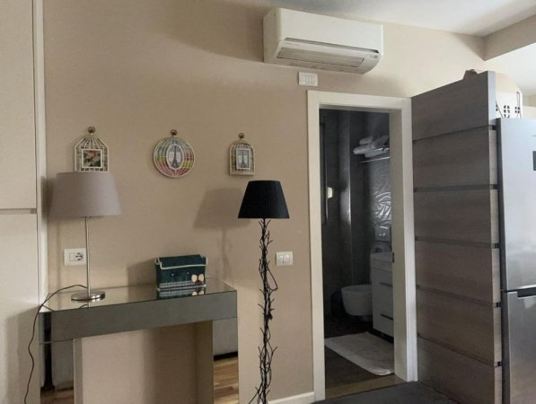 Jepet Apartament 1+1 me Qera Midis Rrugës së Kavajes e Myslym Shyrit, Kati 5, 60 m² 800 €uro