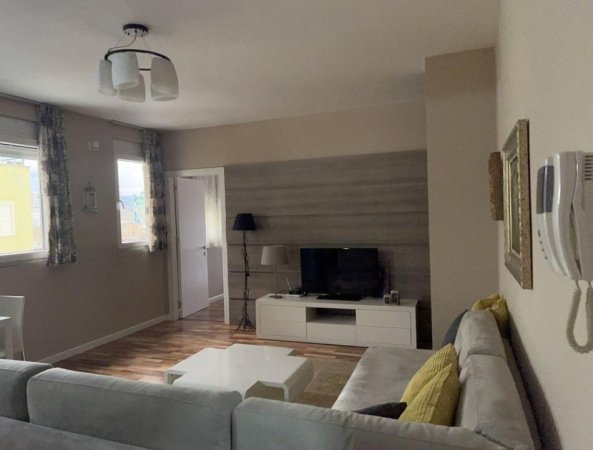Jepet Apartament 1+1 me Qera Midis Rrugës së Kavajes e Myslym Shyrit, Kati 5, 60 m² 800 €uro
