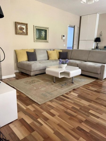 Jepet Apartament 1+1 me Qera Midis Rrugës së Kavajes e Myslym Shyrit, Kati 5, 60 m² 800 €uro