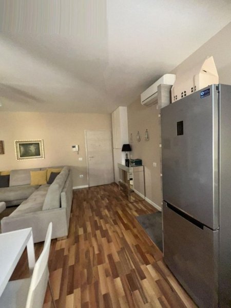 Jepet Apartament 1+1 me Qera Midis Rrugës së Kavajes e Myslym Shyrit, Kati 5, 60 m² 800 €uro