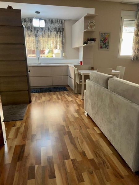 Jepet Apartament 1+1 me Qera Midis Rrugës së Kavajes e Myslym Shyrit, Kati 5, 60 m² 800 €uro