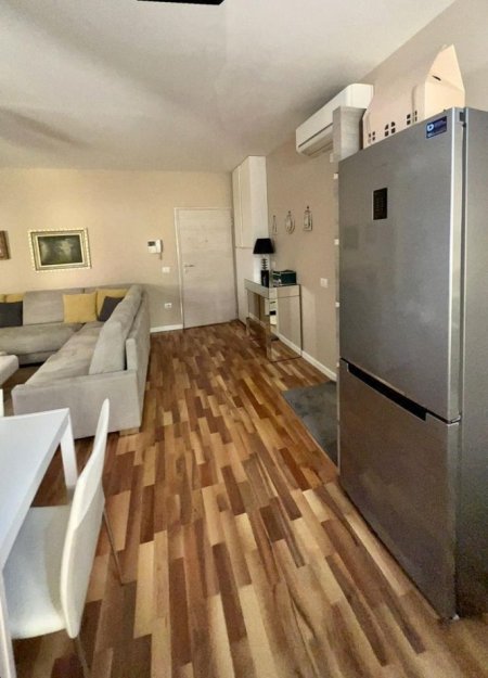 Jepet Apartament 1+1 me Qera Midis Rrugës së Kavajes e Myslym Shyrit, Kati 5, 60 m² 800 €uro