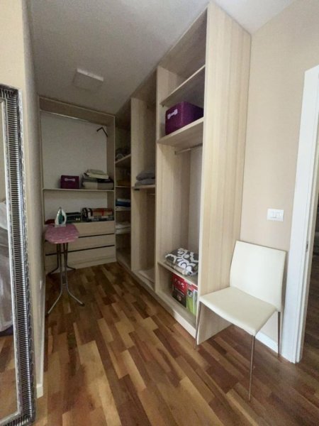 Jepet Apartament 1+1 me Qera Midis Rrugës së Kavajes e Myslym Shyrit, Kati 5, 60 m² 800 €uro