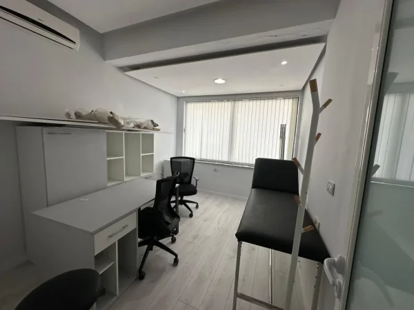 Tirane, jepet me qera 2+1 Kati 1, 120 m² 2.000 € 