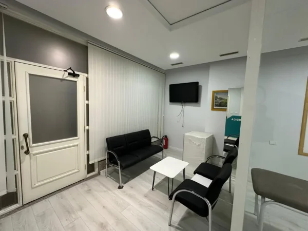 Tirane, jepet me qera 2+1 Kati 1, 120 m² 2.000 € 