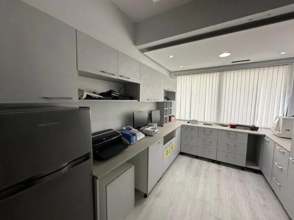 Tirane, jepet me qera 2+1 Kati 1, 120 m² 2.000 € 