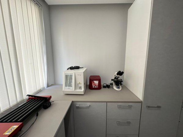 Tirane, jepet me qera 2+1 Kati 1, 120 m² 2.000 € 