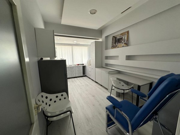 Tirane, jepet me qera 2+1 Kati 1, 120 m² 2.000 € 
