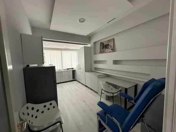 Tirane, jepet me qera 2+1 Kati 1, 120 m² 2.000 € 