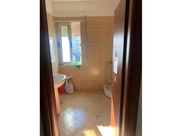 Tirane, jepet me qera zyre Kati 7, 105 m² 600 € (Rruga Jordan Misja)