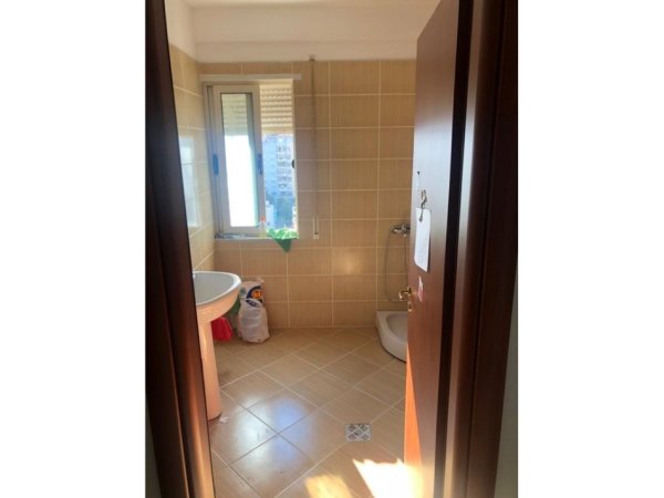 Tirane, jepet me qera zyre Kati 7, 105 m² 600 € (Rruga Jordan Misja)