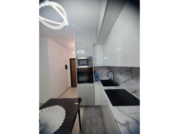 Tirane, shitet apartament 3+1 Kati 4, 93 m² 160.000 € 