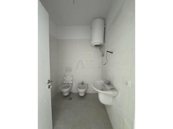 Tirane, jepet me qera apartament 2+1 Kati 1, 92 m²
