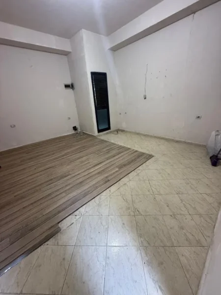 Tirane, jepet me qera dyqan Kati -1, 55 m² 300 € 