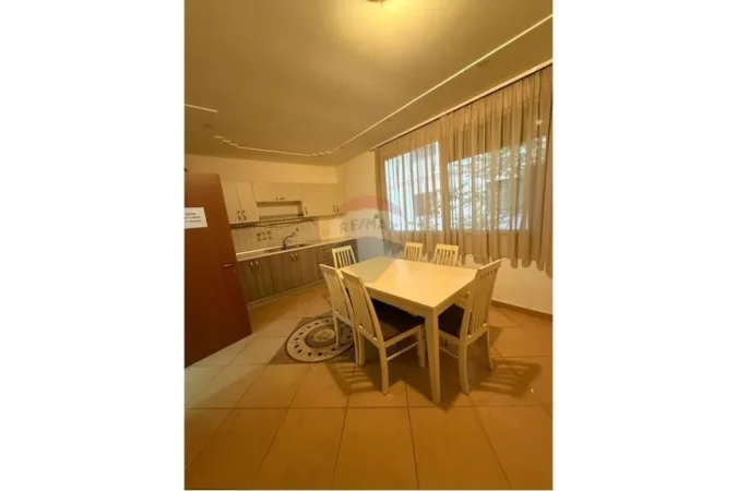 Tirane, jepet me qera zyre Kati 2, 180 m² 1.500 € 