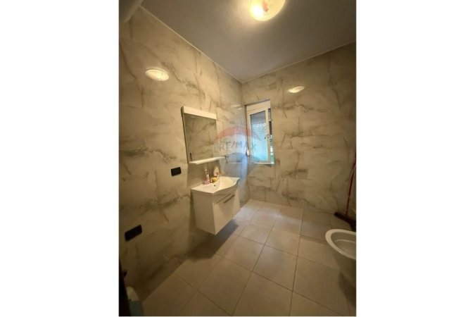 Tirane, jepet me qera zyre Kati 2, 180 m² 1.500 € 