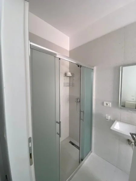 Tirane, jepet me qera apartament 2+1+Ballkon Kati 1, 120 m² 750 € 